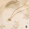 Detalle de colgante de bailarina con circonitas en cadena dorada y flores - Estilo Strass Blanco (NE2238-Strass Blanco)
