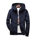 Dettaglio della giacca a vento blu navy con cappuccio, zip e polsini elasticizzati - Blu Notte