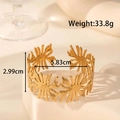 Breites goldenes Edelstahlarmband mit floralem Hohlmuster und Vintage-Matte-Finish - Hohl Blumen-Stil / Gold