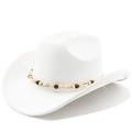 Gros plan d'un chapeau de cowboy blanc avec bandeau décoratif en coquillages et perles - Blanc pur