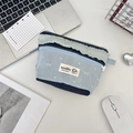 Flat lay van een denim patchwork make-up tasje op bureau met laptop en muis - Lichtblauw Strik