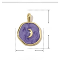 Dettaglio del ciondolo a mezzaluna in smalto viola con dimensioni di 18mm per 13mm - Luna Viola