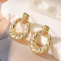 Luxe 18K vergulde gedraaide oorringen bezet met glinsterende zirkonia edelstenen hier - Spiraal textuur / Goud