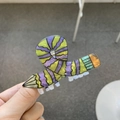 Pince à cheveux créative en forme de crayon avec motif rayé acrylique jaune et violet - Pince Forme Crayon / Motif Jaune Violet