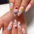 Rosa Mandel-Press-on-Nägel mit bunten Y2K-Smiley-Gesichtern, Sternen und Wolkenmustern - Bunter Smiley-Herz-Schachbrett-Stil (JP2360)