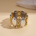 Dettaglio macro del bracciale elastico con metallo martellato e accenti oro infinito - Oro-Ovale Martellato-Infinito