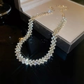 Gros plan du collier choker à plusieurs rangées de strass dans une boîte à bijoux - Doré