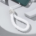 Dettaglio del cinturino da polso per telefono con perline sfaccettate e sfera di strass - Bianco