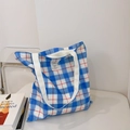 Detalle del bolso tote de lona a cuadros azules y blancos con asas anchas de algodón blanco - Cuadros Grandes Azules y Blancos con Línea Roja