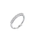 Minimalistischer S925 Sterlingsilber Ring mit sieben funkelnden runden Zirkonia Steinen - US Größe 5 / Silber