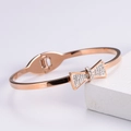 Dettaglio macro del bracciale a fiocco oro rosa con strass lucidi su base in pietra - Braccialetto a Fiocco / Oro rosa