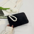 Elegante schwarze Plüschhandtasche mit schickem Perlenkettengriff für einen Winterlook - Schwarz