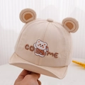 Primo piano del cappellino beige neonato con orecchie da orso 3D e dettagli ricamati - 48cm(6-24 Mesi) / Cachi chiaro