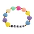 Detail bunter Acrylperlen und weißer Buchstabenperlen mit dem Wort BRAVE auf dem Armband - Herzform - BRAVE