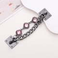 Detail van donkergrijze ketting met roze edelstenen en klinknagelgespen voor schoenen - Gunblack Armband (Roze)