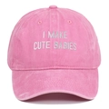Détail d'une casquette rose en coton délavé avec broderie blanche 'I MAKE CUTE BABIES' - Rose