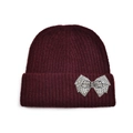 Détail d'un bonnet en tricot bordeaux foncé orné d'un grand nœud en strass brillants - Nœud à Strass / Bordeaux