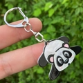 Gros plan détaillé d'un joli porte-clés panda en métal avec émail coloré et fermoir en D - Style 1