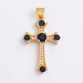 Ciondolo a croce dorato in rame con zirconi blu scuro e cristalli micro-incastonati - Blu-M41C2936