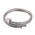 Detailopname van de roestvrijstalen kabelarmband met gepolijste driehoekige uiteinden - ZJ3243-Unisex Zilver