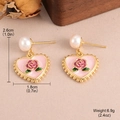Orecchini a cuore con rosa e perla e cornice dorata su sfondo beige strutturato - Stile Rosa (2-26367B-7800)