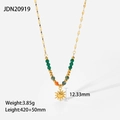 Dettaglio della collana con ciondolo a sole in oro 18K e perle in pietra naturale - Collana di Perline Colorate con Ciondolo a Sole Dorato (JDN20919)