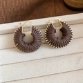 Boucles d'oreilles créoles tressées marron avec détails dorés sur plateau - 73# Anneau Enroulé de Corde Café Foncé (Dormeuse)