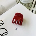 Vue détaillée de la pince à cheveux rouge brillante avec l'inscription Barrette La France - Pince à cheveux carrée de 3,5 cm pour queue de cheval haute / Rouge