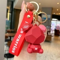 Portachiavi orsetto geometrico rosso con cinturino in silicone e chiusura dorata - Rosso