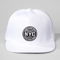 Dettaglio frontale del cappello snapback bianco NYC con ricamo e visiera piatta in cotone - Bianco