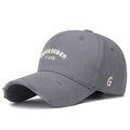 Casquette de baseball gris foncé délavée avec broderie beige et détails usés sur le bord - Gris