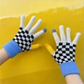Winter-Strickhandschuhe mit blauen Bündchen und schwarz-weißem Schachbrettmuster Touchscreen - Weiß