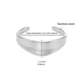 Brazalete abierto de acero inoxidable plateado pulido con medidas y detalles de talla - Acero (Línea de Onda)