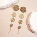 Dettaglio di orecchini dorati geometrici con trama intrecciata su pietra beige chiara - Oro (Perno in argento sterling 925)