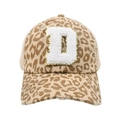 Detalle de gorra de béisbol de leopardo con parche de letra D brillante y diseño desgastado - Leopardo-Letra D