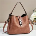 Borsa a secchiello retrò in pelle marrone da donna con manico e tracolla regolabile - Rosa Antico