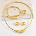 Luxe gouden sieradenset met gebogen halsketting, armband, ring en ronde oorknopjes - Goud