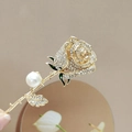 Elegante spilla rosa dorata con cristalli scintillanti, foglie smaltate verdi e perla - Rosa-Oro
