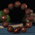 Détails macro de perles bouddhistes en bois foncé sculptées avec des gravures de texte - 20mm Gravé / Bois de Rose (Bouddha dans le Cœur)