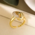 Detalle del anillo trenzado bañado en oro de 18K con piedras de circonita brillantes - Anillo de Circonia con Nudo Pulido