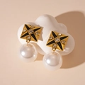 Nahaufnahme von Vintage Gold-Ohrringen mit Strasssteinen und großen weißen Perlen - Goldene geometrische Perle (S925 Silbernadel)