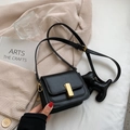 Bolso bandolera cuadrado negro con hebilla dorada y detalle de colgante de perro - Pequeño / Negro