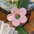 Gros plan sur la pince à cheveux fleur rose avec texture transparente et ressort - Moyen (8cm) / Rose Gelée