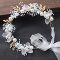 Goldenes Blumenmädchen Haarband mit weißen Perlen und blauen Organzablüten - Kopfkranz / Blau