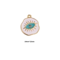 Detailansicht des Evil Eye Anhängers aus Gold und weißem Emaille mit Maßen 19mm x 22mm - Groß