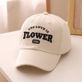 Gros plan détaillé de la casquette en coton crème avec broderie de lettres noires et couture - 54cm (Conseillé pour 3-10 ans) / Beige