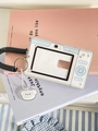 Detail eines weißen Acryl-Kartenhalters im Kamera-Design mit Bären-Anhänger und Lanyard - Kamera-Stil (Blau) / 3 Zoll