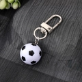 Portachiavi mini pallone da calcio con trama classica e anello in metallo argentato - Stile Calcio