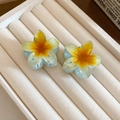 Primer plano de dos pinzas para el cabello con flores degradadas en bandeja de joyas - 3# Pinza de Garra (Par) / Degradado Amarillo (Par)
