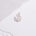 Vue macro d'un pendentif lotus argenté multicouche avec pétales mats et polis - Lotus / Argent